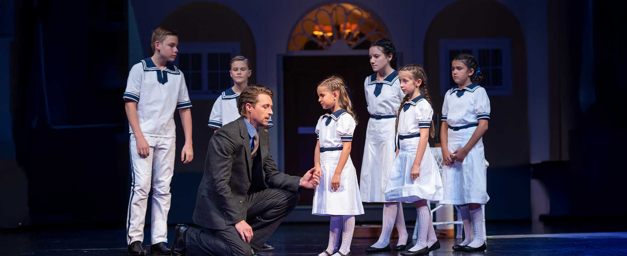 Sound of Music Salzburg – Captain von Trapp with his children on stage