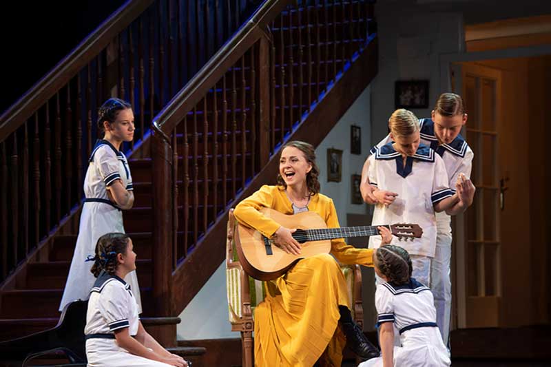 Sound of Music Salzburg preview – Maria playing guitar with von Trapp children