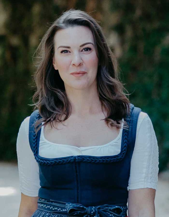Dana Hammett – Singer & Performer for private cultural tours in Salzburg