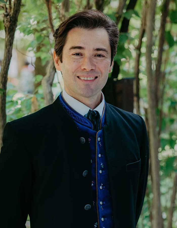 Dmitry Iogman – Singer & Performer for private Salzburg experiences