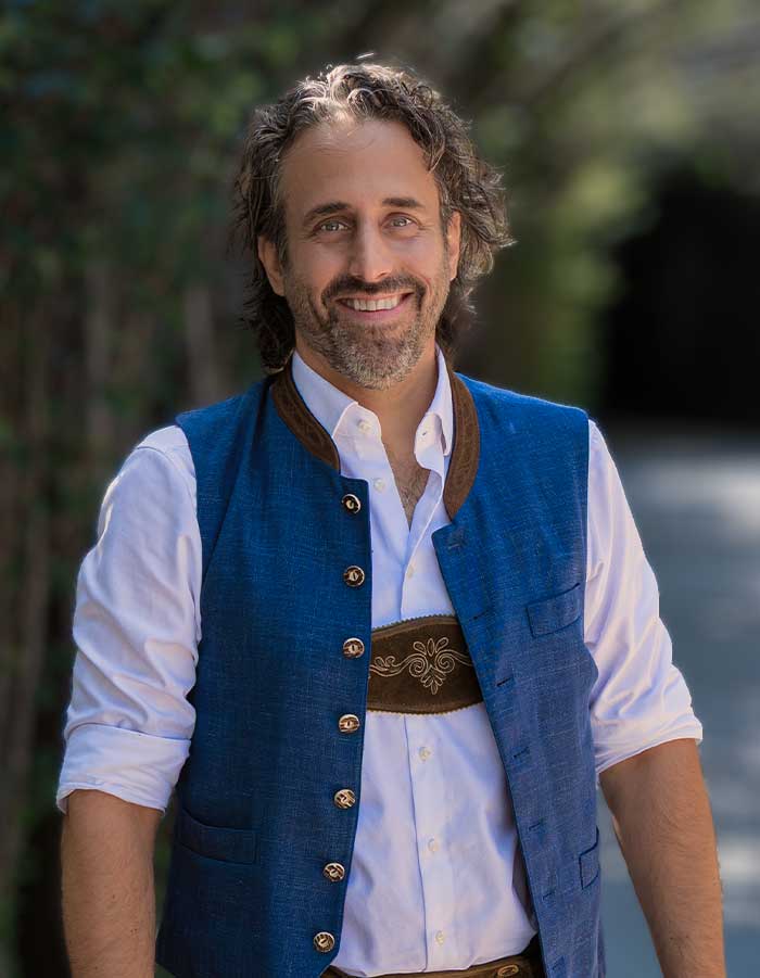 Bernhard Teufl, singer and performer with weTours Salzburg